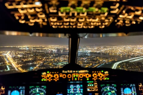 Ik zit in de waarnemersstoel van een A319 terwijl ik geniet van de rustige en kleurrijke nadering van Guayquil Airport zegt Your Shotfotograaf Santiago Borja De lichtjes van de stad passen perfect bij de verlichting van de cockpit en we zijn slechts enkele seconden verwijderd van de landing