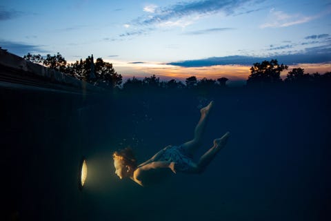 In Charleston West Virginia maakt een jongen een nachtelijke duik Het enige licht dat ik gebruikte om s nachts mijn zoon op de foto te zetten was het licht in het zwembad zegt Your Shotfotograaf Tessie Wallace