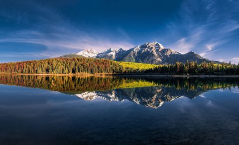 Het kalme oppervlak van Patricia Lake reflecteert de bergen van Jasper National Park in Alberta Canada Het park is het grootste nationale park van Canada in de Rockies