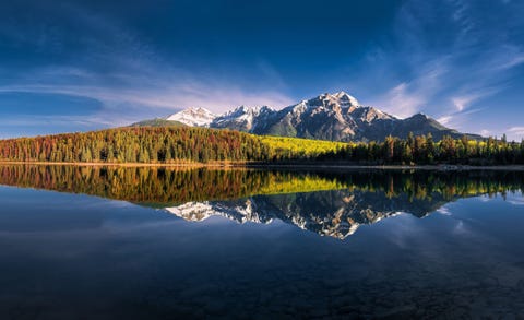 Het kalme oppervlak van Patricia Lake reflecteert de bergen van Jasper National Park in Alberta Canada Het park is het grootste nationale park van Canada in de Rockies