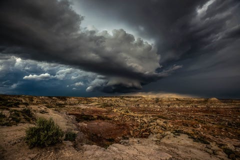 Op 6 juni 2018 zag ik hoe deze prachtige supercel langzaam verdween in de Gooseberry Badlands vlakbij Grass Creek Wyoming zegt Your Shotfotograaf Sebastian Hobbs De moeder der stormen draaide zich langzaam over de kleine canyons en trok in de verte weg steeds kleiner en kleiner wordend met elke minuut al snel niet meer dan een kleine regenwolk