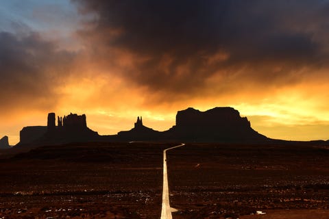 Utahs Monument Valley is van kilometers afstand te zien op Route 163 De rotsformaties zijn bekende symbolen van het Wilde Westen en vaak te zien in films kunst en computerspellen