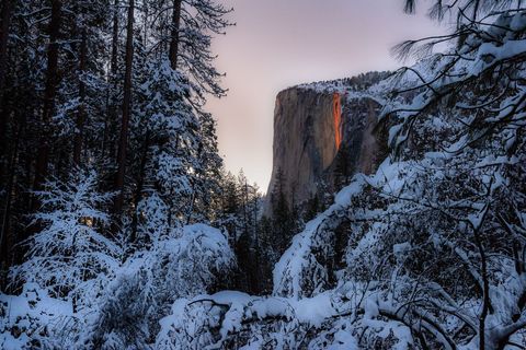 Your Shotfotograaf Sangeeta Dey maakte deze foto kort na een sneeuwbui bij de Horsetail Falls in Yosemite National Park Jaarlijks zijn er een paar dagen in februari zegt ze waarop de zon in een bepaalde positie zakt waardoor de waterval in oranje en rode tinten oplicht en eruitziet als gesmolten lava
