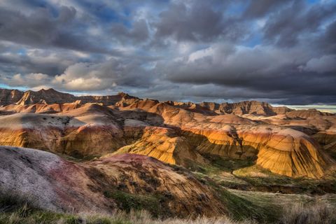 In het Badlands National Park in South Dakota zorgt de zonsondergang voor een gloed over de Yellow Mounds Het dramatische landschap werd gevormd door millennia van erosie