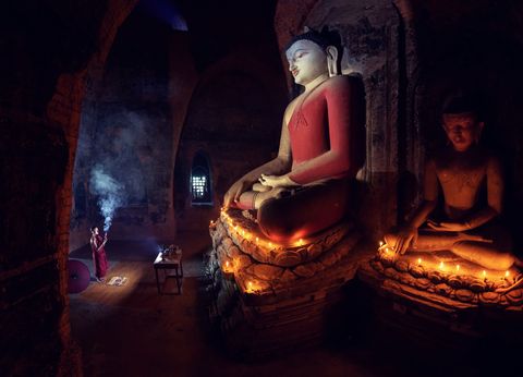 Een monnik bidt in de Pahtothamyatempel in Bagan Myanmar De tempel is de oudste in Bagan waarschijnlijk duizend jaar oud