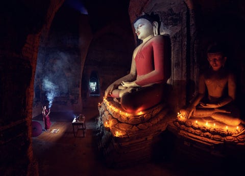 Een monnik bidt in de Pahtothamyatempel in Bagan Myanmar De tempel is de oudste in Bagan waarschijnlijk duizend jaar oud