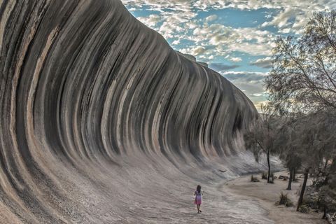 Wave Rock in Hyden Australi is een natuurlijke rotsformatie die tienduizenden bezoekers per jaar trekt