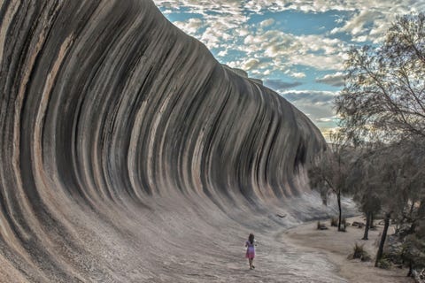 Wave Rock in Hyden Australi is een natuurlijke rotsformatie die tienduizenden bezoekers per jaar trekt