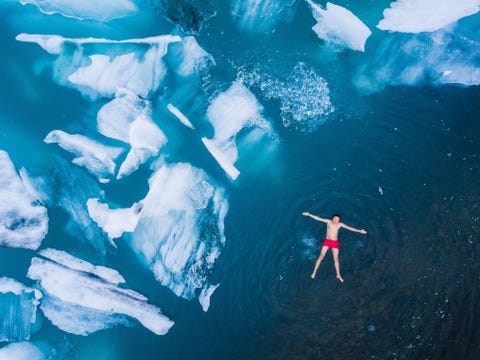 Your Shotfotograaf Magnus Heinmets gebruikte een drone om zichzelf te fotograferen terwijl hij een van zijn grootste dromen vervulde IJsland bezoeken en zwemmen tussen ijsbergen Ik ben dol op de blauwe tinten die je op deze foto vast wist te leggen Uitstekend gebruik van dronefotografie becommentarieerde Your Shot senior producer Matt Adams