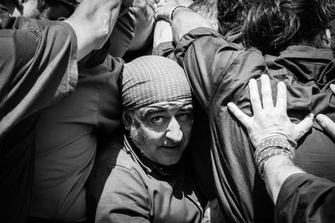 Tijdens een festival in Cataloni vormen mannen een menselijke toren die bekend staat als een castell De mannen in de onderste laag moeten zo dicht mogelijk bij elkaar gaan staan om de mensen die bovenop klimmen te ondersteunen