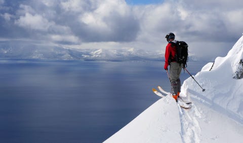 Dit is het moment om alles in je op te nemen zegt Your Shotfotograaf Anthony Cupaiuolo over dit tafereel in Lake Tahoe Om diep adem te halen en te beseffen wat een geluk we hebben dat we op deze plek mogen zijn met dit uitzicht deze sneeuw en de afdaling die we voor de boeg hebben