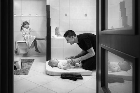 Deze foto laat een typisch avondritueel zien in ons huis wanneer mijn kinderen zich wassen hun tanden poetsen en mijn man zich klaarmaakt om onze jongste zoon in bad te stoppen zegt Your Shotfotograaf en moeder Monika Multan Ik heb vele avonden soortgelijke taferelen waargenomen en op een dag besloot ik het te vereeuwigen