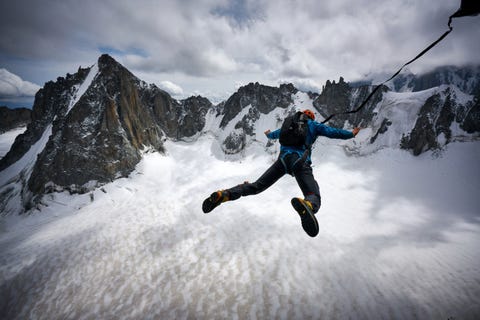 Een basejumper werpt zichzelf van de Trident du Tacul in Frankrijk Een parachute zal zijn val vertragen voordat hij landt De hoogte van de val staat gelijk aan bijna 80 etages