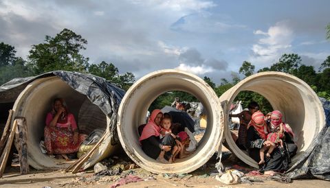 Op de grens van Myanmar en Bangladesh zoeken vluchtelingenfamilies hun toevlucht in grote betonnen buizen Ze zijn leden van de Rohingya een bevolkingsgroep in Myanmar die extreem wordt vervolgd Vanaf mei 2018 zijn bijna een miljoen Rohingya uit Myanma gevlucht om onderdak te zoeken in Bangladesh