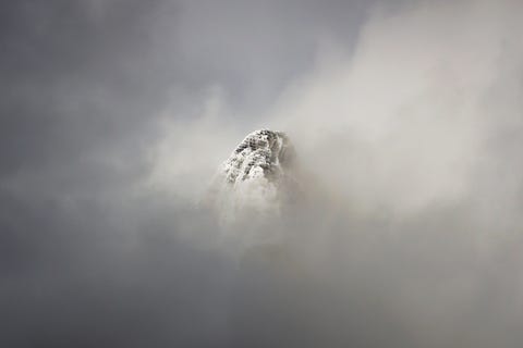 Your Shotfotograaf Gabe Brodowy bezocht het Glacier National Park in het laagseizoen waardoor hij ruimte en tijd had om deze etherische foto te maken Ik zag een glimp van de ijzige bergpiek door de opkomende wolkinversie maar tegen de tijd dat mijn lensdop eraf was was deze verdwenen herinnert hij zich Om te zien hoe de wolken stil door de vallei dreven was bijna net zo verbazingwekkend als het moment waarop de piek eindelijk weer te zien was