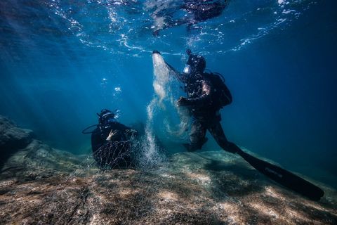 In de Zee van Corts verwijderen duikers netten van stropers die schildpadden zeehonden en andere dieren doden Stropers gebruiken de netten met de hoop op het vangen en verkopen van zeldzame visdelen op de zwarte markt