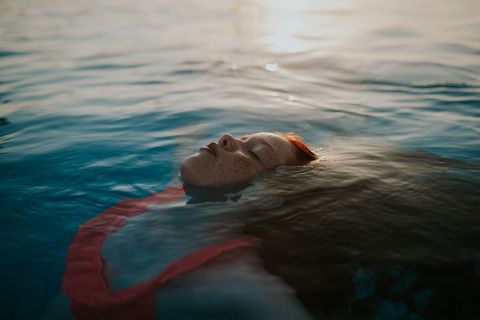 De dochter van Your Shotfotograaf Abigail Fahey drijft in een zwembad terwijl ze met haar familie op vakantie is in Kyrenia Cyprus Deze bruisende havenstad gelegen aan de noordkust van het eiland is een populaire toeristische bestemming