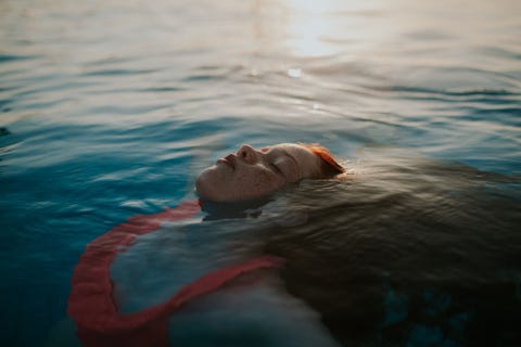 De dochter van Your Shotfotograaf Abigail Fahey drijft in een zwembad terwijl ze met haar familie op vakantie is in Kyrenia Cyprus Deze bruisende havenstad gelegen aan de noordkust van het eiland is een populaire toeristische bestemming