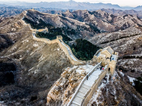Het ochtendlicht schijnt op de Chinese Muur Hoewel de muur inderdaad duizenden kilometers lang is is het een mythe dat de structuur vanuit de ruimte zichtbaar zou zijn