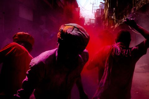 Your Shotfotograaf Alireza Akbari nam deze foto van een Holifeest in Mathura in India Het was het begin van een kleurrijk gevecht waarin eenzame strijders zich wapenden met een tas vol gekleurd poeder om nooit te vergeten Ze gooiden dat poeder om elkaar te zegenen ter verwelkoming van de lente