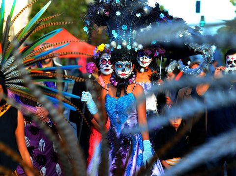 In Vallejo in Californi wordt elk jaar het Da de Muertos Dag van de Dodenfestival gehouden Deelnemers brengen de dag door met het eren en herinneren van de doden door het dragen van kleurrijke kostuums en makeup om het leven te vieren van degenen die ze hebben verloren