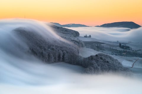 In NoordZwitserland rolt de wintermist over de Wasserflueberg Your Shotfotograaf Christian Gehrig hield de sluiter bij zonsopgang 13 seconden open om de indruk van beweging te geven