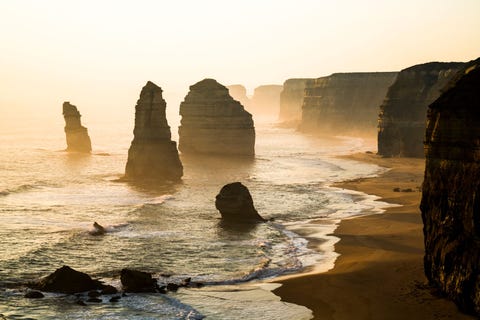 Deze kalkstenen torens voor de kust van Victoria in Australi staan bekend als De Twaalf Apostelen Het is een beetje een verkeerde benaming  er zijn er slechts acht nadat een negende instortte in 2005