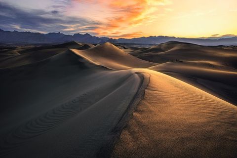 De zonsopkomst benadrukt de ingewikkelde texturen van de Mesquitezandduinen in Death Valley National Park In Death Valley werd de hoogste temperatuur ooit geregistreerd  maar liefst 57 graden Celsius in het jaar 1913
