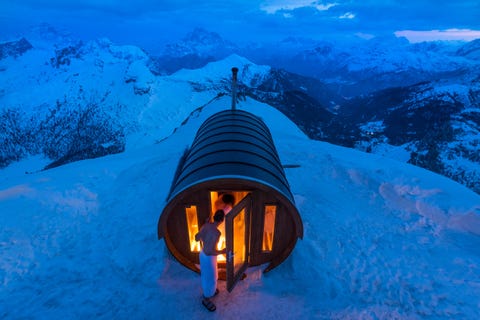 In de Dolomieten onderdeel van de Italiaanse Alpen genieten bezoekers van een warme sauna De sauna bevindt zich meer dan 2700 meter boven zeeniveau