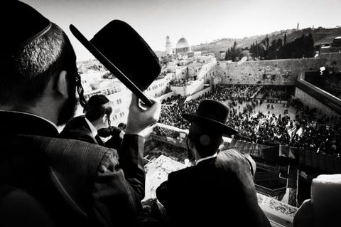 Joodse mannen vieren de Birkat Hachama ookwel lofzegging aan de zon aan de westelijke muur in Jeruzalem De viering vindt eens in de 28 jaar plaats en markeert het moment waarop de zon terugkeert naar het oorspronkelijke startpunt op de dag van zijn schepping