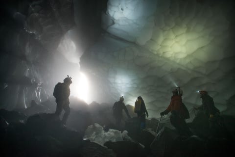 Een team van wetenschappers landmeters en fotografen onderzoekt een nog niet eerder betreden gletsjergrot in de krater van Mt St Helens legt Your Shotfotograaf Eric Guth uit De gletsjergrot werd voor het eerst in kaart gebracht opgemeten en onderzocht in juni 2014 en daarbij bracht het team ruim anderhalve kilometer van eerder onontdekte gangen en galerijen in kaart Op dit moment kijken ze vol bewondering naar de schoonheid die ze hadden ontdekt vlak onder de oppervlakte van de enige oprukkende gletsjer in de continentale Verenigde Staten de Crater Glacier