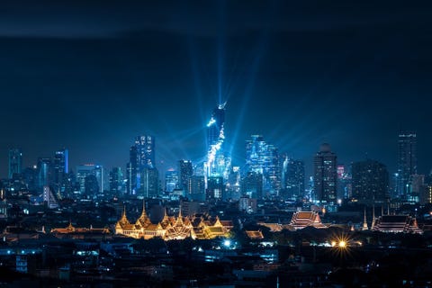 Toen het gebouw in 2016 werd geopend was King Power MahaNakhon de grootste wolkenkrabber van Thailand Met op de voorgrond het felverlichte Grand Palace dat werd gebouwd in 1782 komen hier twee tijdperken samen