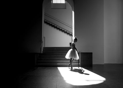 Een ballerina rust even uit bij de Academy of Fine Arts in Mnchen Duitsland De school bestaat al sinds de 18de eeuw en enkele van de beroemdste Duitse artiesten hebben er een opleiding gevolgd