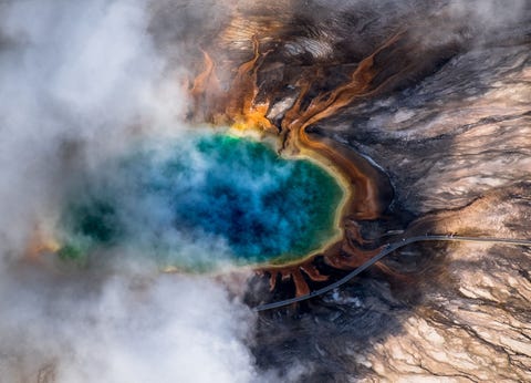 Een luchtopname legt de Grand Prismatic Spring in Yellowstone National Park in al zijn kleurrijke glorie vast Het is de grootste heetwaterbron in de Verenigde Staten met levendige kleuren afkomstig van de microben die in het water en slib zitten