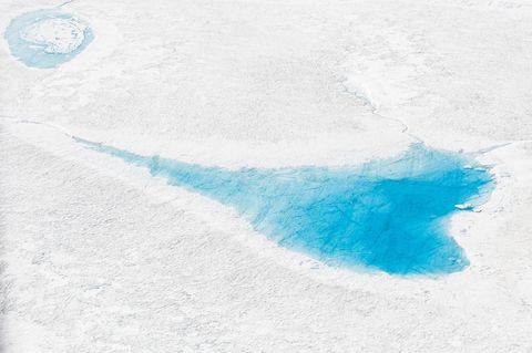 Een vijver smelt in de vorm van een hart in het dikke ijs van de Noordelijke IJszee