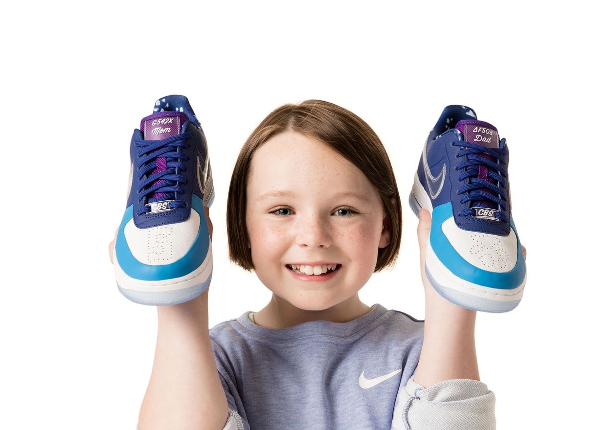 Product, Footwear, Child, Shoe, Bottle, Finger, Sneakers, Athletic shoe, Plimsoll shoe, Water bottle, 