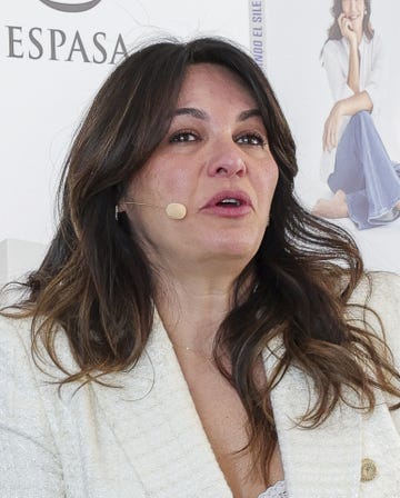 fabiola martinez en la presentacion de su libro