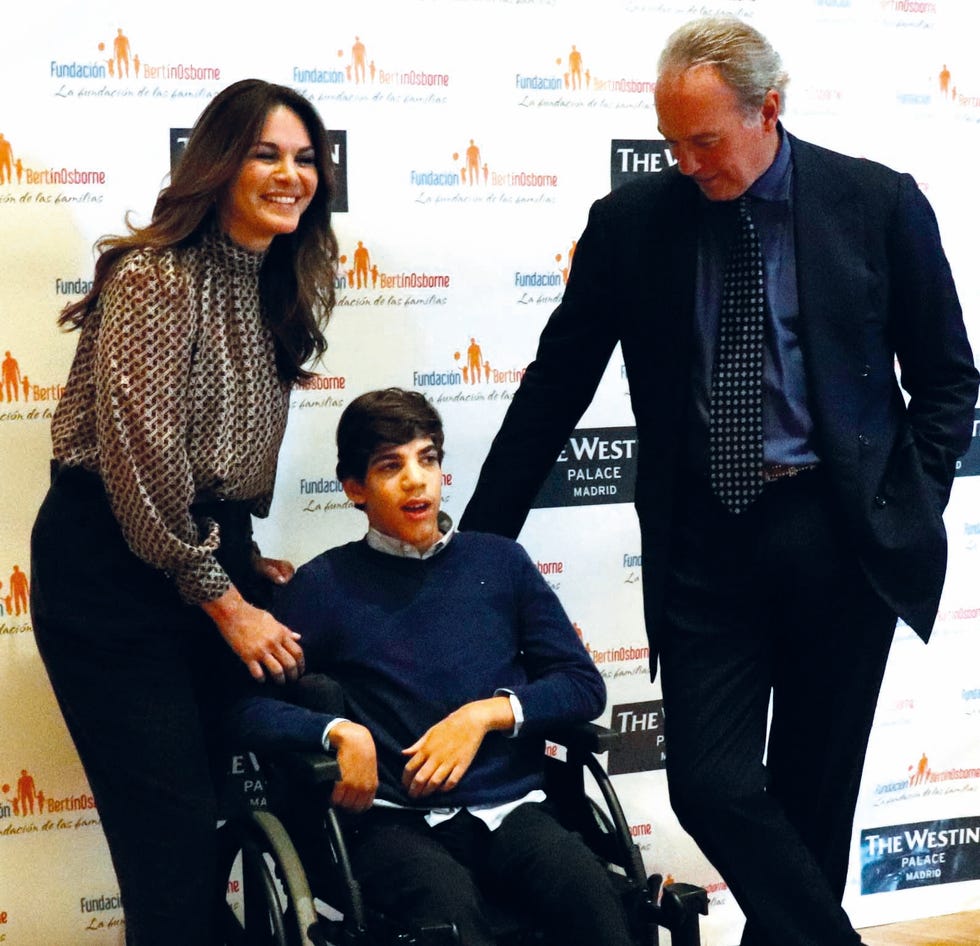 Fabiola Martínez posa con su marido, Bertín Osborne, y su hijo Kike