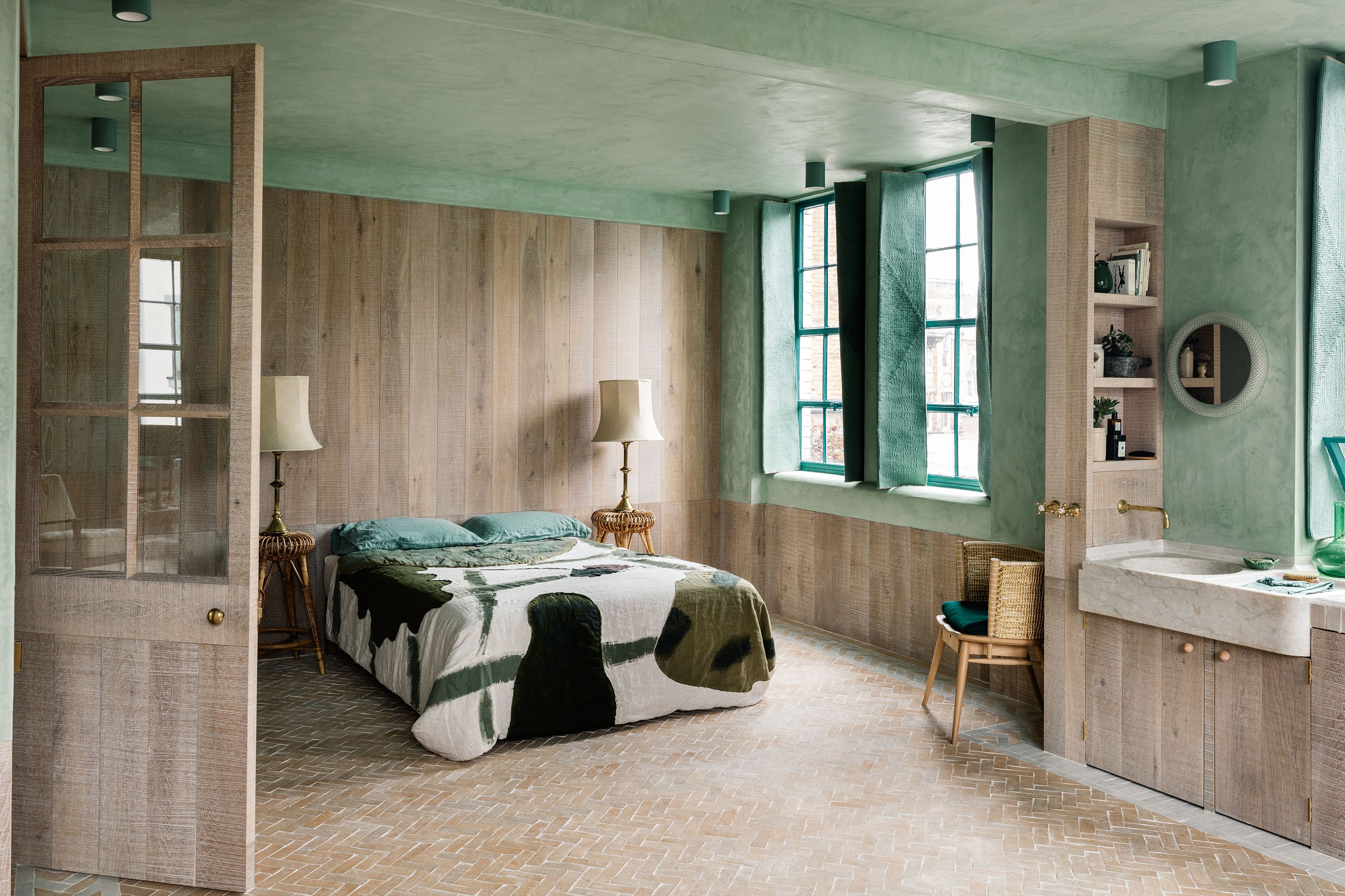 https://hips.hearstapps.com/hmg-prod/images/fabrica-convertida-en-loft-shoreditch-londres-dormitorio-madera-y-verde-1541604106.jpg