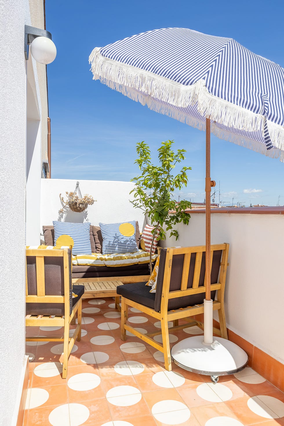 la reforma de una casa con terraza en madrid para la actriz ana villa con un diseño divertido de fabuloso estudio