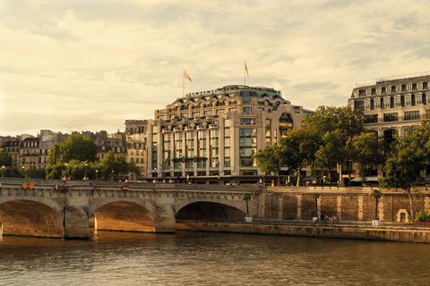 white horse hotel in paris, river pont neuf seine