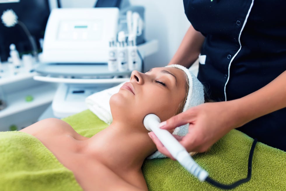 mujer realizándose un tratamiento láser para el rostro