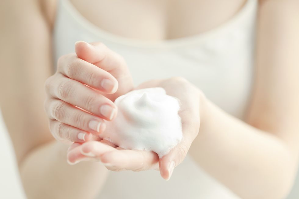 9大常犯的「卸妝禁忌」！避免用化妝棉、雙手需保持乾燥？（內附正確卸妝步驟教學）