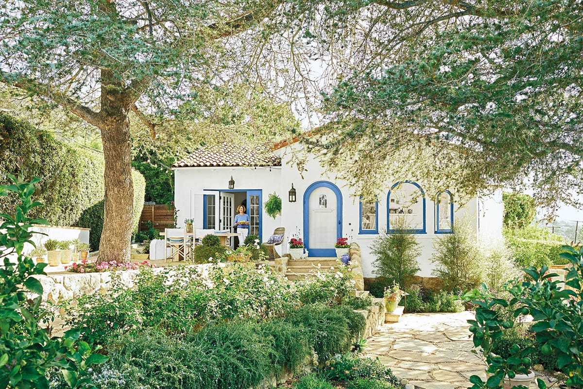 Terraza colonial con una gran mesa 