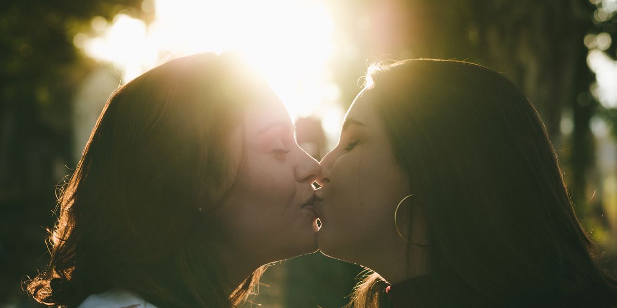 5 Thoughts a girl has after her first kiss - know what really goes on in  her mind