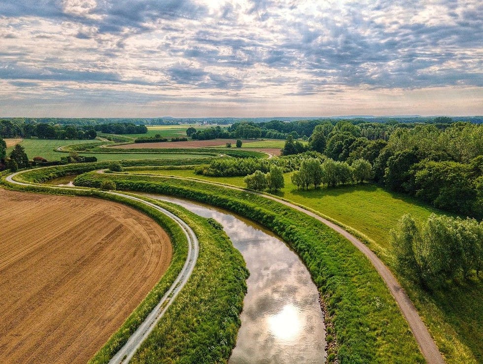Winnaars National Geographic Fotowedstrijd 2022: publieksprijs Nummer 1 in de categorie landschapZON WOLKEN BOVEN DIJLEVALLEIBeschrijving van de fotograaf s Ochtends om 920 uur op 18 mei 2022 schoot ik dit plaatje met mn DJI Air 2 drone Je ziet de rivier Dijle meanderen door de vallei welke omgeven is met akkers en groen De zon reflecteert in de rivier maar in de lucht zie je enkel haar stralen omgeven door een dichte bewolking