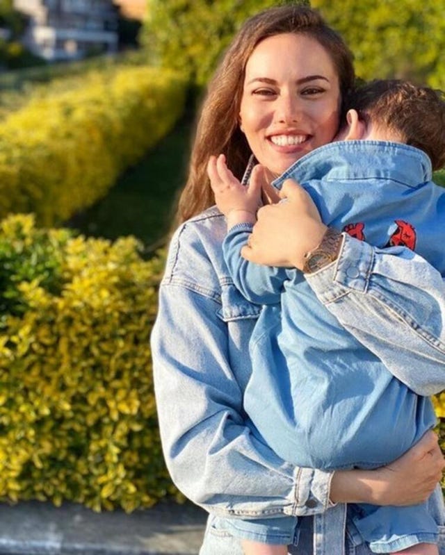 fahriye evcen con su hijo karan