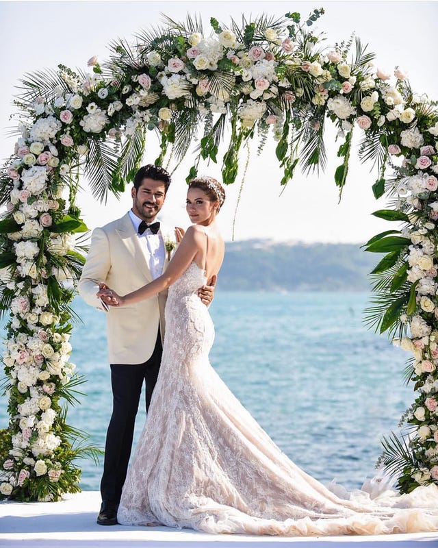 burak ozcivit y farhiye evcen tercer aniversario de boda