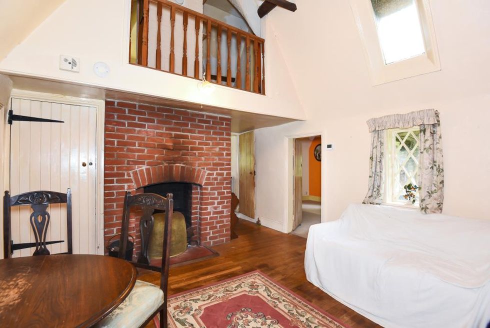 Fairy tale cottage - Wiltshire - lounge - Zoopla