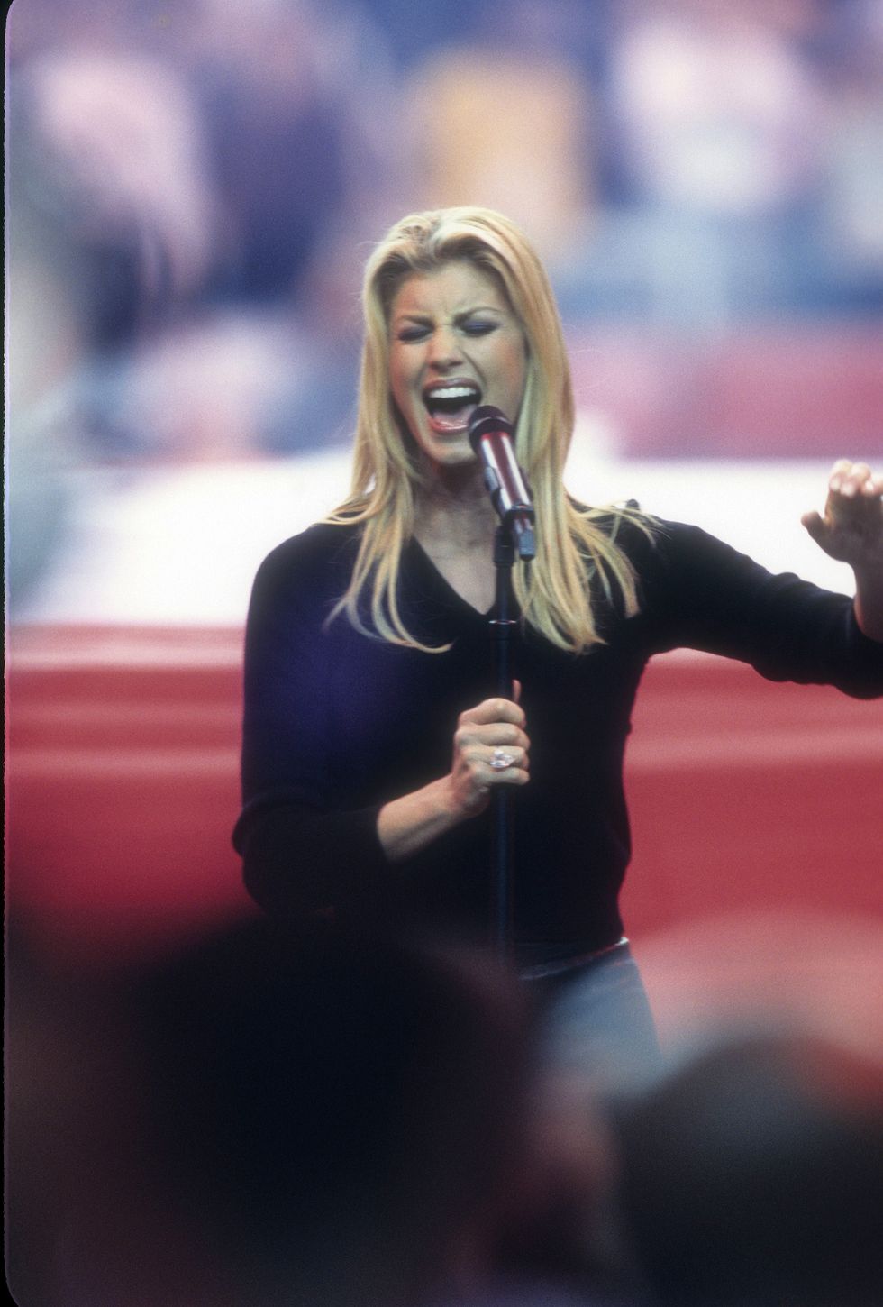 faith hill performs the national anthem at super bowl xxxiv